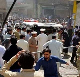 Pakistan bomb blast kills 22, deaths 22 | पाकिस्तान पुन्हा बॉम्बस्फोटानं हादरला, 22 जणांचा मृत्यू