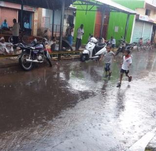 There is no rain in the country, sweat in Satara | माणदेशात अवकाळी पाऊस, साताऱ्यात घामाच्या धारा