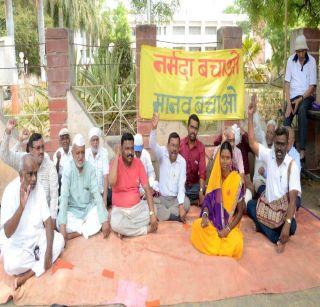 Movement for the rehabilitation of Sardar Sarovar project affected people in Dhule | धुळ्य़ात सरदार सरोवर प्रकल्पग्रस्तांच्या पुनर्वसनासाठी आंदोलन