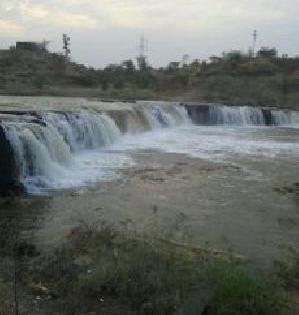 Overflowing flood in the summer | अन् भर उन्हाळ्य़ात नदीला आला पूर