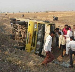 30 students injured in Solapur school bus accident | सोलापुरात शाळेची बस उलटून चालकाचा मृत्यू, 30 ते 40 विद्यार्थी जखमी