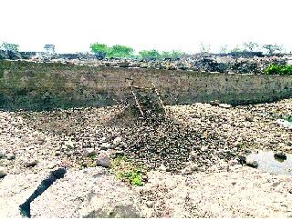 Illegal sand subsidence leak to the dam! | अवैध वाळू उपशाने बंधाऱ्याला गळती !