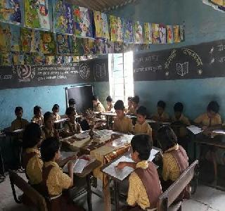 Free Library for students in Davachwadi school | दावचवाडी शाळेत विद्यार्थ्यांसाठी स्वतंत्र ग्रंथालय