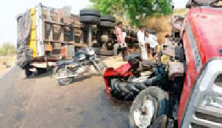 Two laborers killed in a truck-tractor crash | ट्रक-ट्रॅक्टर अपघातात दोन मजूर ठार