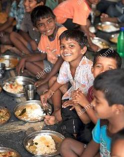 After the exam, the students took part in lunch | परिक्षेनंतर विद्यार्थ्यांनी घेतला समुह भोजनाचा आस्वाद