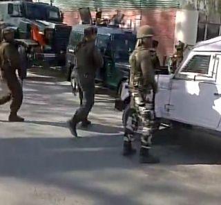 Terror attack on CRPF's convoy, 7 injured | CRPF च्या ताफ्यावर दहशतवादी हल्ला, 7 जखमी