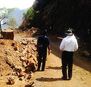 Highway on my highway collapsed | महामार्गावर माझेरी घाटात कोसळली दरड