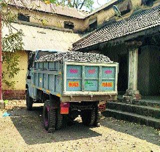 Invalid traffic on the sand! | रेतीची अवैध वाहतूक जोरात!