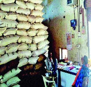 Look at CC gear on Government Grain Gondola at Donegaon | डोणगाव येथील शासकीय धान्य गोदामावर सीसी कॅमे-यांची नजर