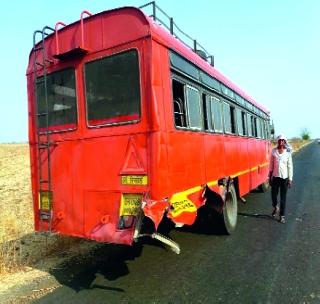 Tractor catches bus; Filing a complaint | ट्रॅक्टरची बसला धडक; गुन्हा दाखल