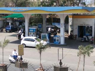 Crash petrol companies in 'Dandi' city due to March end | मार्च एण्डमुळे पेट्रोलियम कंपन्यांची ‘दांडी’ शहरात तुटवडा