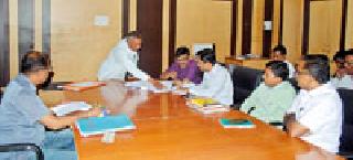 Settle pending complaints | प्रलंबित तक्रारींचा निपटारा करा Settle pending complaints | प्रलंबित तक्रारींचा निपटारा करा