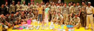 Police help families who have burnt the house | घर जळालेल्या कुटुंबाला पोलिसांची मदत Police help families who have burnt the house | घर जळालेल्या कुटुंबाला पोलिसांची मदत