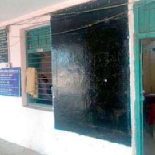 Finally, the Panchayat Samiti took out a 'broken' board | अखेर पंचायत समितीने ‘तो’ फाटलेला फलक काढला