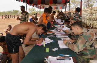 2000 candidates attend the second day of recruitment of Kolhapur Regional Army | कोल्हापूर प्रादेशिक सेनेची भरतीत दुसऱ्या दिवशी २000 उमेदवारांची हजेरी