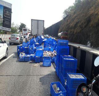 Traffic of the ice cream box in Borghat falls | बोरघाटात आईस्क्रीमचे बॉक्स पडल्यानं वाहतुकीचा खोळंबा