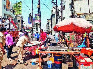 Action on street vendors | रस्त्यांवरील विक्रेत्यांवर कारवाई Action on street vendors | रस्त्यांवरील विक्रेत्यांवर कारवाई