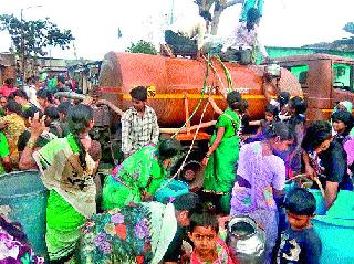 Water supply through Anna Bhau Sathe Nagar tanker | अण्णा भाऊ साठेनगरला टँकरद्वारे पाणीपुरवठा Water supply through Anna Bhau Sathe Nagar tanker | अण्णा भाऊ साठेनगरला टँकरद्वारे पाणीपुरवठा