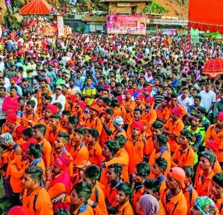 Ekatra devi yatra all the crowd | एकवीरा देवीच्या यात्रेस अलोट गर्दी