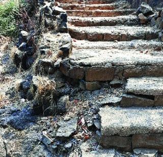 The path to Durgadurgeshwar Raigad is difficult | दुर्गदुर्गेश्वर रायगडचा पायरी मार्ग खडतर