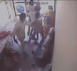 VIDEO - "Both of them" tried to rob a robber bank | VIDEO - "त्या" दोघींनी दरोडेखोरांचा बँक लुटण्याचा प्रयत्न उधळला