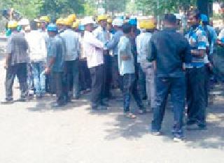 Lloyd metal workers have a wave of fury | लॉयड मेटलच्या कामगारांत संतापाची लाट