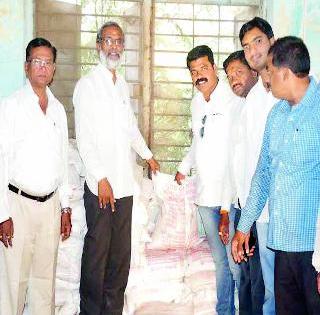 Row-colored paws sold to a municipal corporation rather than a pesticide powder | जंतूनाशक पावडरऐवजी पालिकेला विकल्या रांगोळीने भरलेल्या गोण्या