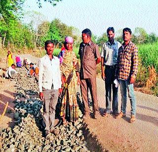 Carrying the wages of the road in the village! | रस्त्यावर मजुरी करून सांभाळते गावाचा कारभार!