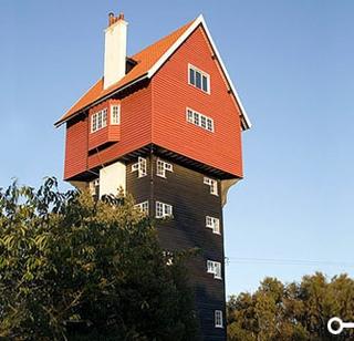 The unique house of the bed hanging in the air | हवेत लटकणाऱ्या पलंगाचे अनोखे घर