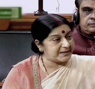 Sushma, the whole of Kashmir, shouted slogans of India | संपूर्ण काश्मीर भारताचे सुषमांनी पाकिस्तानला ठणकावले