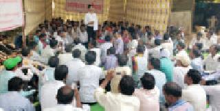 Gram Pt Employees' district F. Up hunger strike | ग्रा. पं. कर्मचाऱ्यांचे जि. प.समोर उपोषण Gram Pt Employees' district F. Up hunger strike | ग्रा. पं. कर्मचाऱ्यांचे जि. प.समोर उपोषण