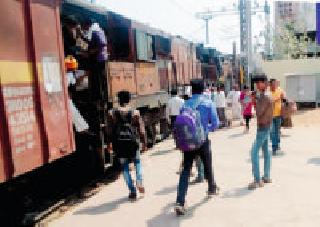 The danger of the life of passengers on the Gondia station | गोंदिया स्थानकावर प्रवाशांचा जीव धोक्यात