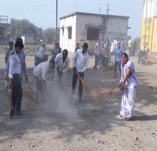 On the workers' strike, the Sarpanch for cleaning the road, on the road | पगारवाढीसाठी कामगार संपावर, सरपंच सफाईसाठी रस्त्यावर