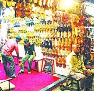 'Kolhapuri slippers' should be patented! | ‘कोल्हापुरी चप्पल’चे पेटंट करावेच !