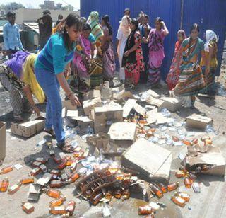 The women shifted to the Shanti liquor shop | स्थलांतरीत मद्य दुकानाला महिलांनी लावली आग