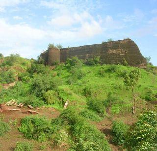 Bhuikot Fort on the way to Bhui Peat | भुईकोट किल्लाच भुईसपाट होण्याच्या मार्गावर