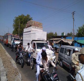 Farmers: Stop the road at Pachora for the debt waiver | शेतक:यांच्या कर्जमाफीसाठी पाचोरा येथे रास्ता रोको