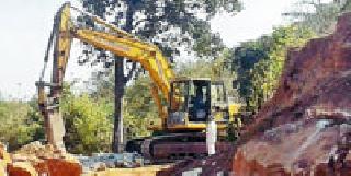 In the woods, the ballast carving started | जंगलात गिट्टी खोदकाम सुरू In the woods, the ballast carving started | जंगलात गिट्टी खोदकाम सुरू