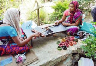 The financial strength of women from the bangladesh arithmetic | बांगडी निर्र्मितीतून महिलांना आर्थिक बळ