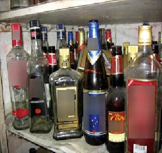 1.5 lakh liquor seized from Pathardi Lodge | पाथर्डीत लॉजमधून दीड लाखांची दारू जप्त