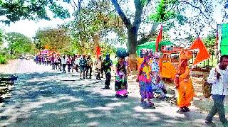 Road to the fort rises with the crowd of devotees. | गडावर जाणारे रस्ते भाविकांच्या गर्दीने फुलले.. Road to the fort rises with the crowd of devotees. | गडावर जाणारे रस्ते भाविकांच्या गर्दीने फुलले..