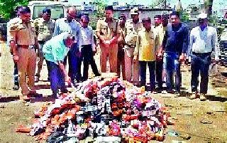 Holi of Malegaavi 50 thousand gutkha | मालेगावी ५० हजारांच्या गुटख्याची होळी Holi of Malegaavi 50 thousand gutkha | मालेगावी ५० हजारांच्या गुटख्याची होळी