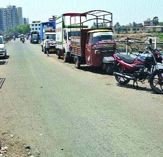 Traffic on the Wadghar Bridge | वडघर पुलावर वाहतूक सुरूच