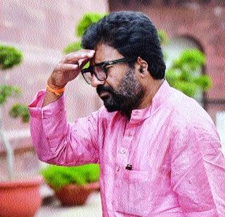 Ravindra Gaikwad's airbase stood still at the end | रवींद्र गायकवाडांवरील विमानबंदी अखेर उठली