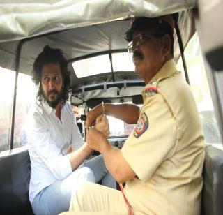 Actor Ritesh Deshmukh in police custody! | अभिनेता रितेश देशमुख पोलिसांच्या ताब्यात!
