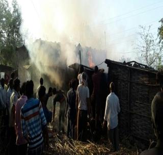 The horrific fire blazes two homes | भीषण आगीत दोन घरांची राखरांगोळी The horrific fire blazes two homes | भीषण आगीत दोन घरांची राखरांगोळी