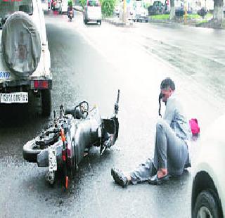 Four injured in four-wheeler tire, four injured | चारचाकीचे टायर फुटून दुजाकीवरील ४ जखमी