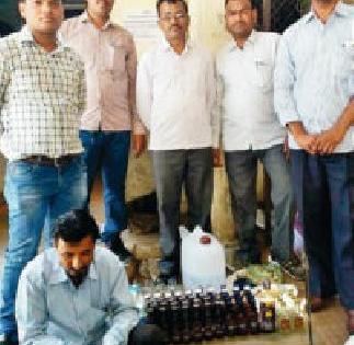 Cracked while preparing forged foreign liquor | बनावट विदेशी दारू तयार करताना पकडले Cracked while preparing forged foreign liquor | बनावट विदेशी दारू तयार करताना पकडले