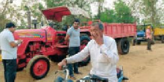 Four tractors of sand seized | रेतीचे चार ट्रॅक्टर पकडले Four tractors of sand seized | रेतीचे चार ट्रॅक्टर पकडले
