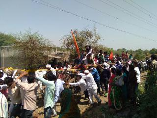 Shendi has the tradition of pulling the carriage! | शेंडीने गाडे ओढण्याची परंपरा कायम!